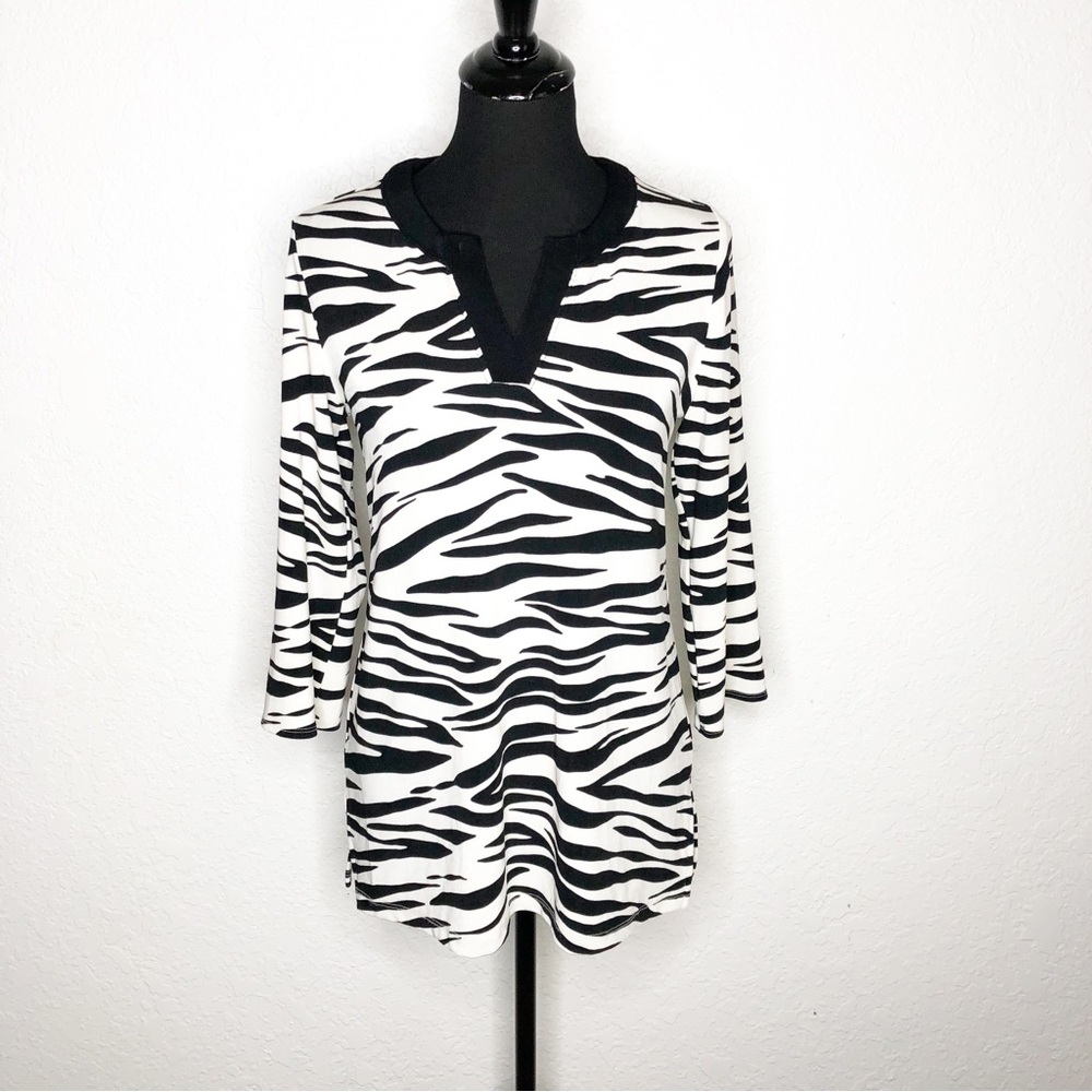 Chicos Travelers black white zebra stripe v neck top size 0 or‎ US Small 4 / 6